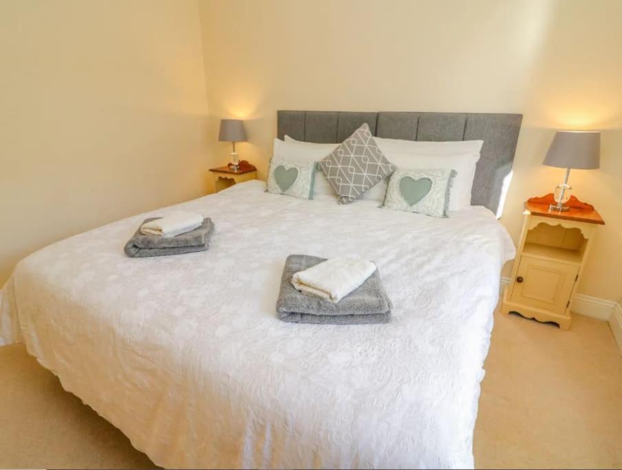 Two Acres- Spacious, Delightful, Pet Free Bungalow Levens Buitenkant foto