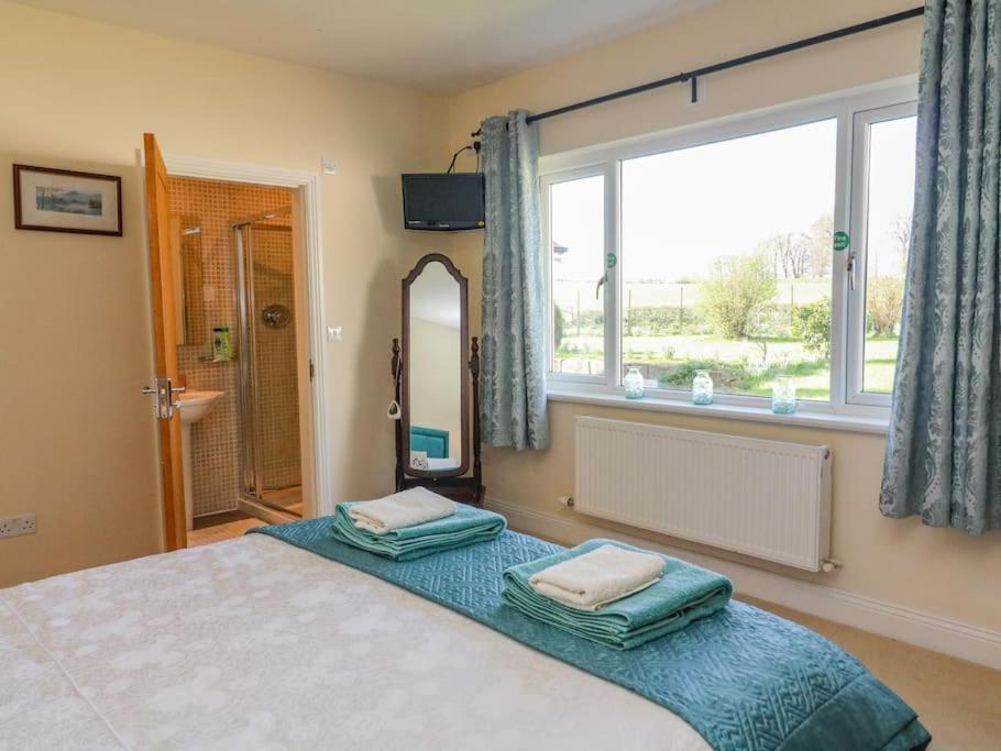 Two Acres- Spacious, Delightful, Pet Free Bungalow Levens Buitenkant foto